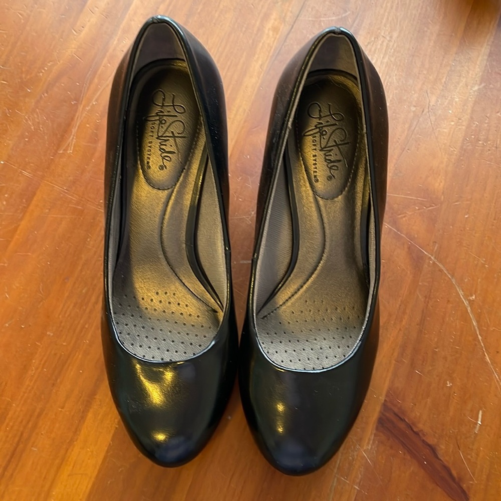 Black pumps